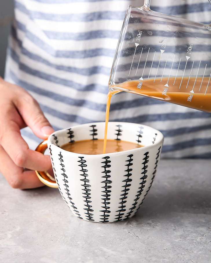 Taza de Cerámica con Asa Dorada | Diseño Geométrico Moderno-mugs-SeemSeem